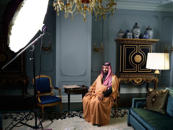 محمد بن سلمان خلال جلسة تصوير داخل "بلازا"