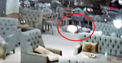 بالفيديو.. يقتل شقيق زوجته بدم بارد في مقهى مزدحم بالزبائن