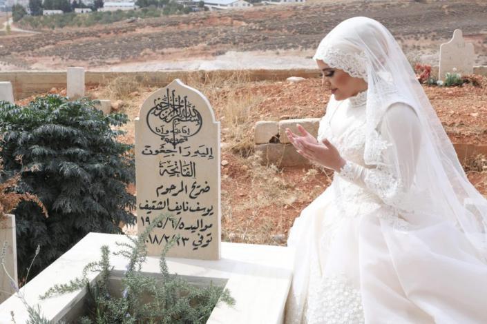 شاهد عروس في يوم زفافها على ضريح والدها كان حلمه أن يراني بالثوب الأبيض الوطن اليوم