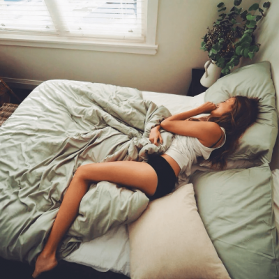لماذا تحب النساء النوم مع بطانية بين أرجلهن؟