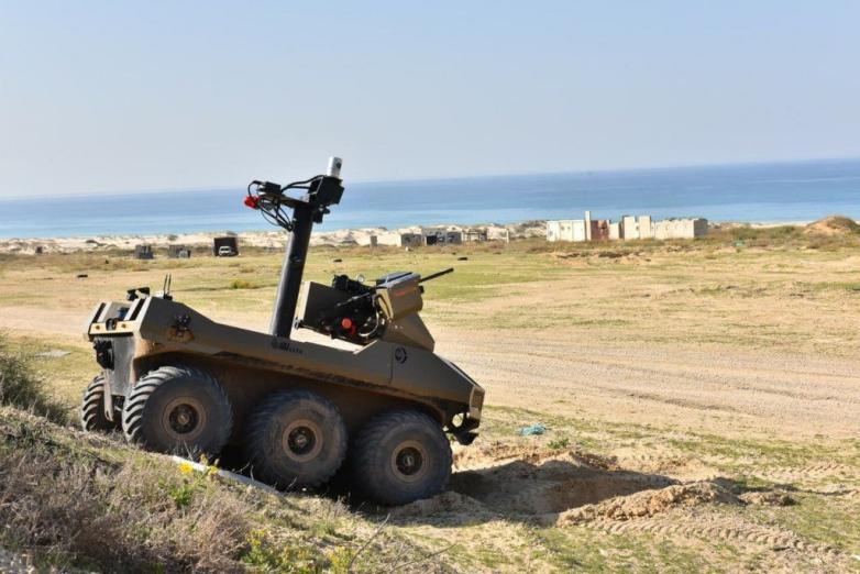 الجيش الإسرائيلي يكشف تفاصيل روبوت قتالي جديد يتم نشره على حدود غزة (صور)