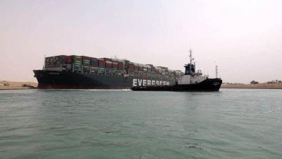 مصر ما تزال تحتجز سفينة "إيفر جيفين" وتطلب دفع هذا للسماح لها بالإبحار