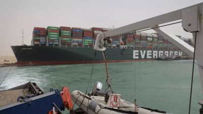 انتهاء أزمة تكدس السفن في قناة السويس وانتظام حركة الملاحة