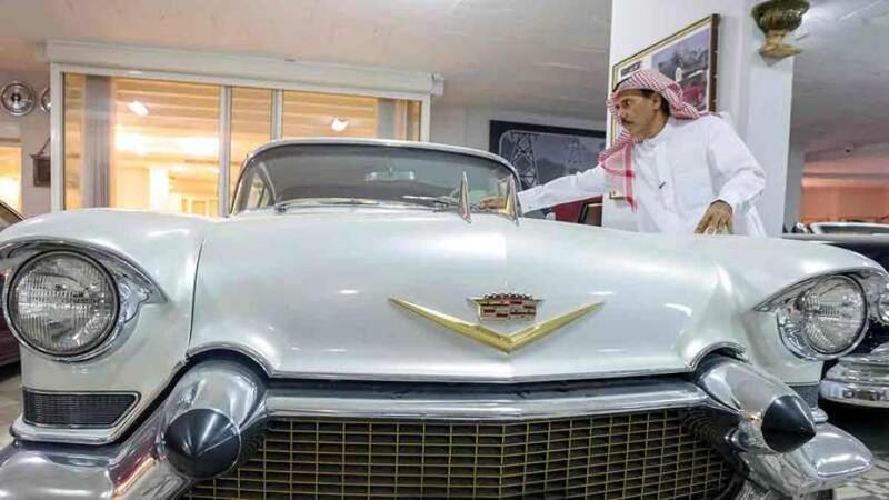 سعودي عاشق للسيارات القديمة يقتني 53 مركبة نادرة