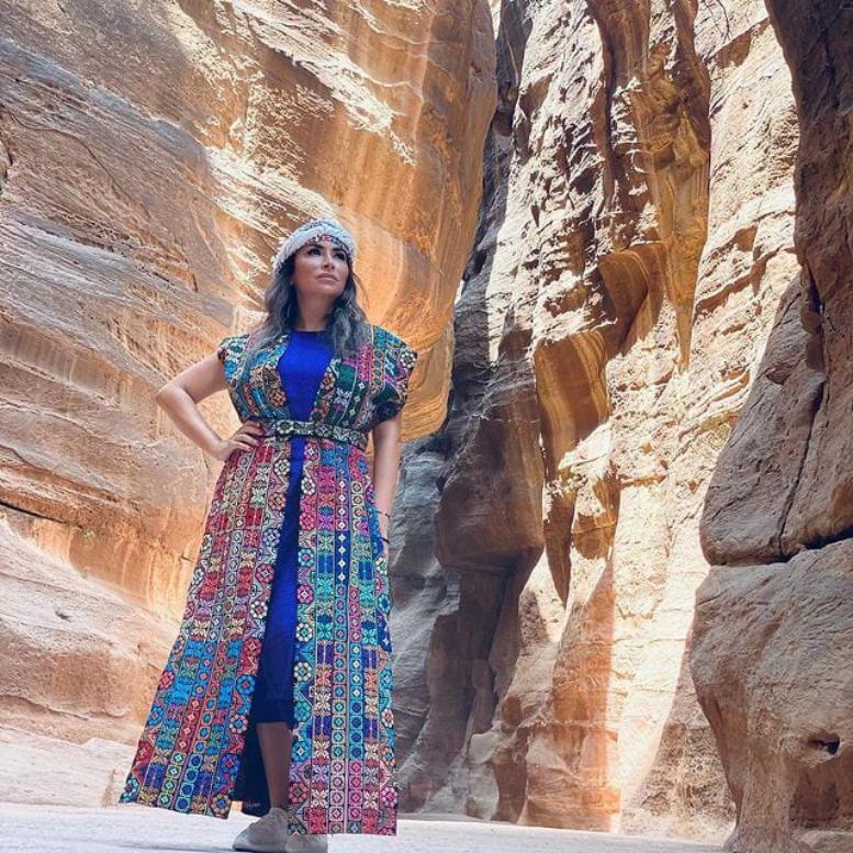 ديمة بياعة بدون مكياج.. وتكشف عن جديدها في عمان وبيروت (صور)