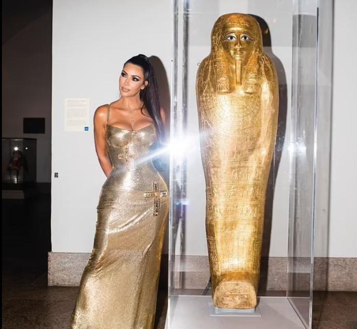 كيم كارداشيان تقف بفستانها الذهبي لتلتقط صورة في حفل الـ"ميت غلا"