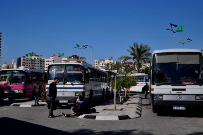 وزارة المالية تعلن إيقاف عمل حافلات نقل الموظفين العموميين بغزة