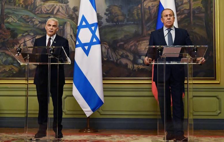 وزير الخارجية الروسي سيرغي لافروف  ونظيره الإسرائيلي يائير لبيد