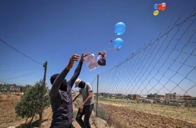 بالونات من غزة عليها صورة أسير تسقط في قاعدة عسكرية إسرائيلية (صورة)