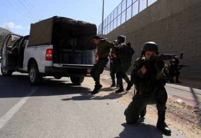 قناة عبرية: حادثة غير عادية تسببت بعزل قادة الأجهزة الأمنية في جنين