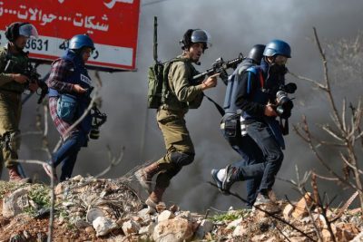 مركز حقوقي: إسرائيل تمنع صحفيين فلسطينيين من السفر بشكل غير قانوني