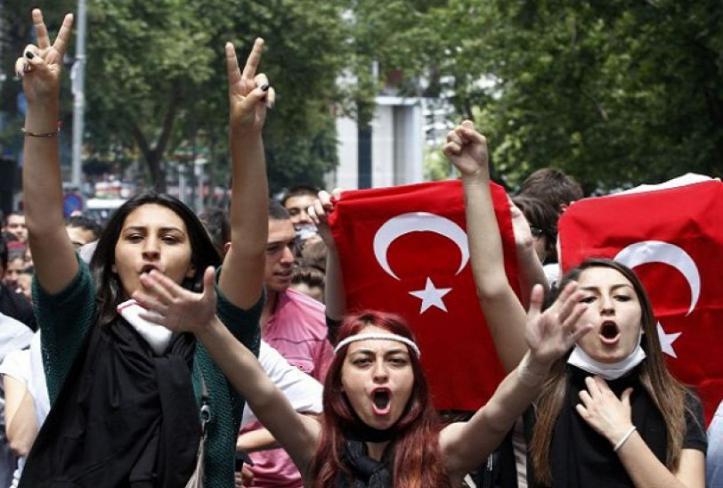 شاهد.. مظاهرات في إسطنبول تطالب الحكومة بالاستقالة.. ما القصة؟