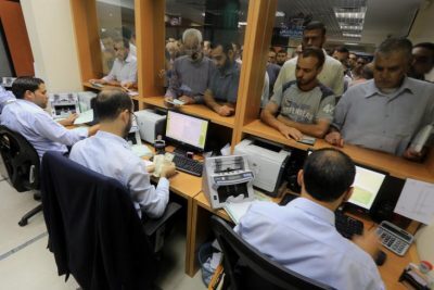 صحيفة تكشف تفاصيل الاتفاق المصري القطري لدفع رواتب موظفي غزة ومعروف يتحدث عن النسبة