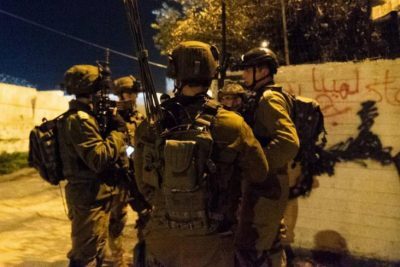 قوات الاحتلال تعتقل مواطناً من بلدة قطنة شمال القدس