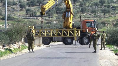 الاحتلال ينصب بوابة على مدخل منطقة المسعودية في نابلس