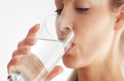 العلاقة بين شرب الماء وظهور الكرش