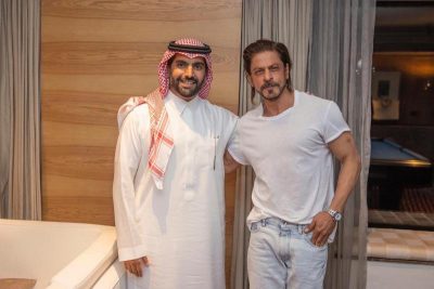 وزير الثقافة يبحث مع نجوم بوليوود فرص الشراكة بين السينما السعودية والهندية