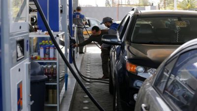 هل يستطيع بايدن خفض أسعار بنزين سيارات الأميركيين؟