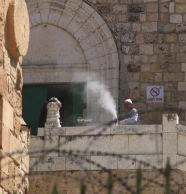 إسرائيل تشرع بقص درج الحرم الإبراهيمي