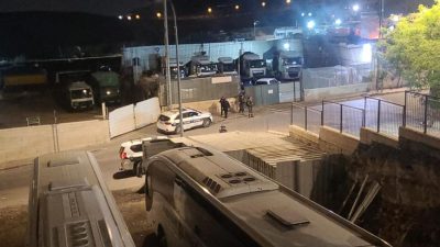 القدس: قوات الاحتلال تنصب حاجزًا عسكريًا في حزما وتغلق أحد مداخلها